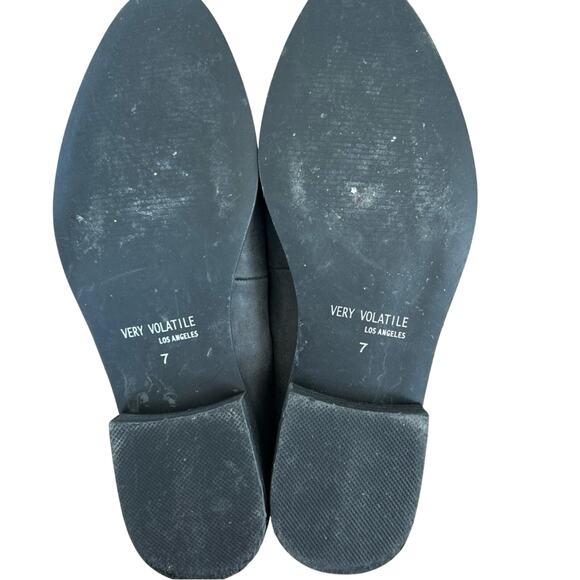 Very Volatile Women’s Black Studded Distressed Leather Flats - Picture 2 of 4